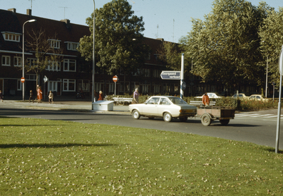 117473 Afbeelding van verkeersbrigadiers bij de oversteekplaats voor voetgangers op de Burgemeester van Tuyllkade te ...